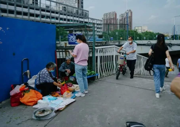 地摊经济火了！卖什么利润大呢？试试这几款产品，成本小还赚钱