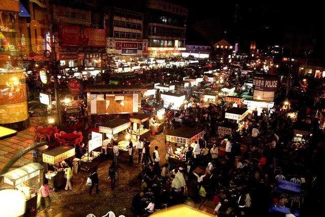 “地摊经济”要被开放了？两月内让8万人不再失业，说明了什么？