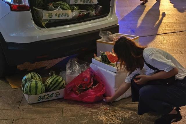 开车去摆地摊，看看这些小哥哥小姐姐都卖的啥，你猜能挣钱吗？