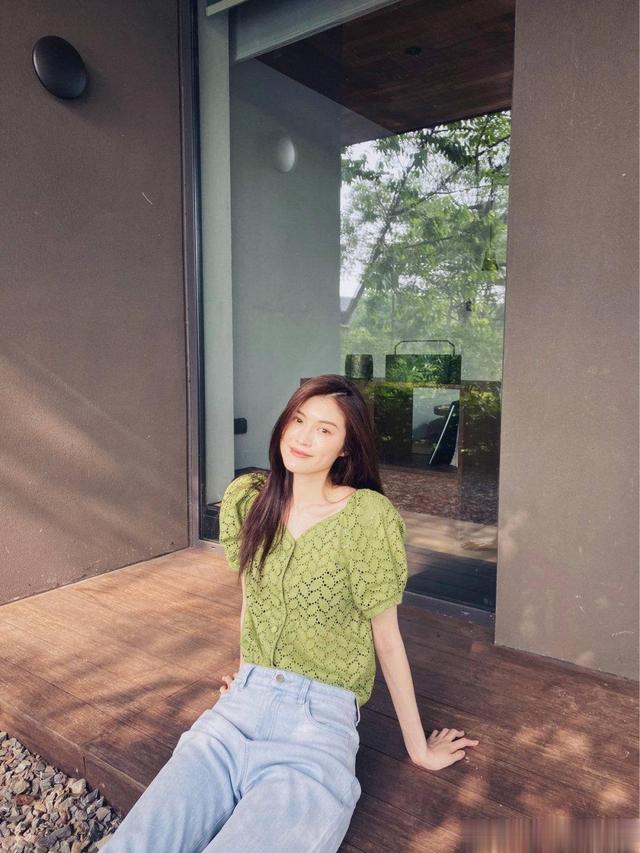 何穗的夏日穿搭真绝！绿色上衣搭配牛仔裤，气质超模也可以这么甜