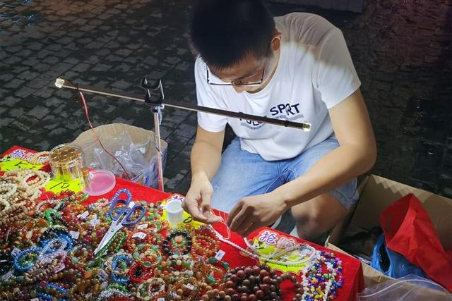 开车去摆地摊，看看这些小哥哥小姐姐都卖的啥，你猜能挣钱吗？