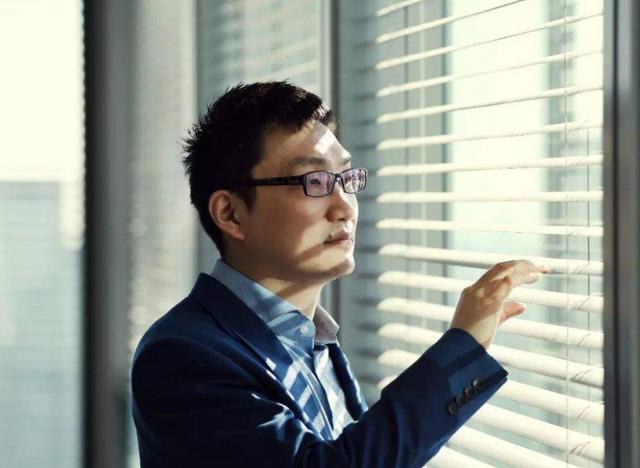 一天赚35亿，他以3500亿身家超过了马云，被称为“80后首富”