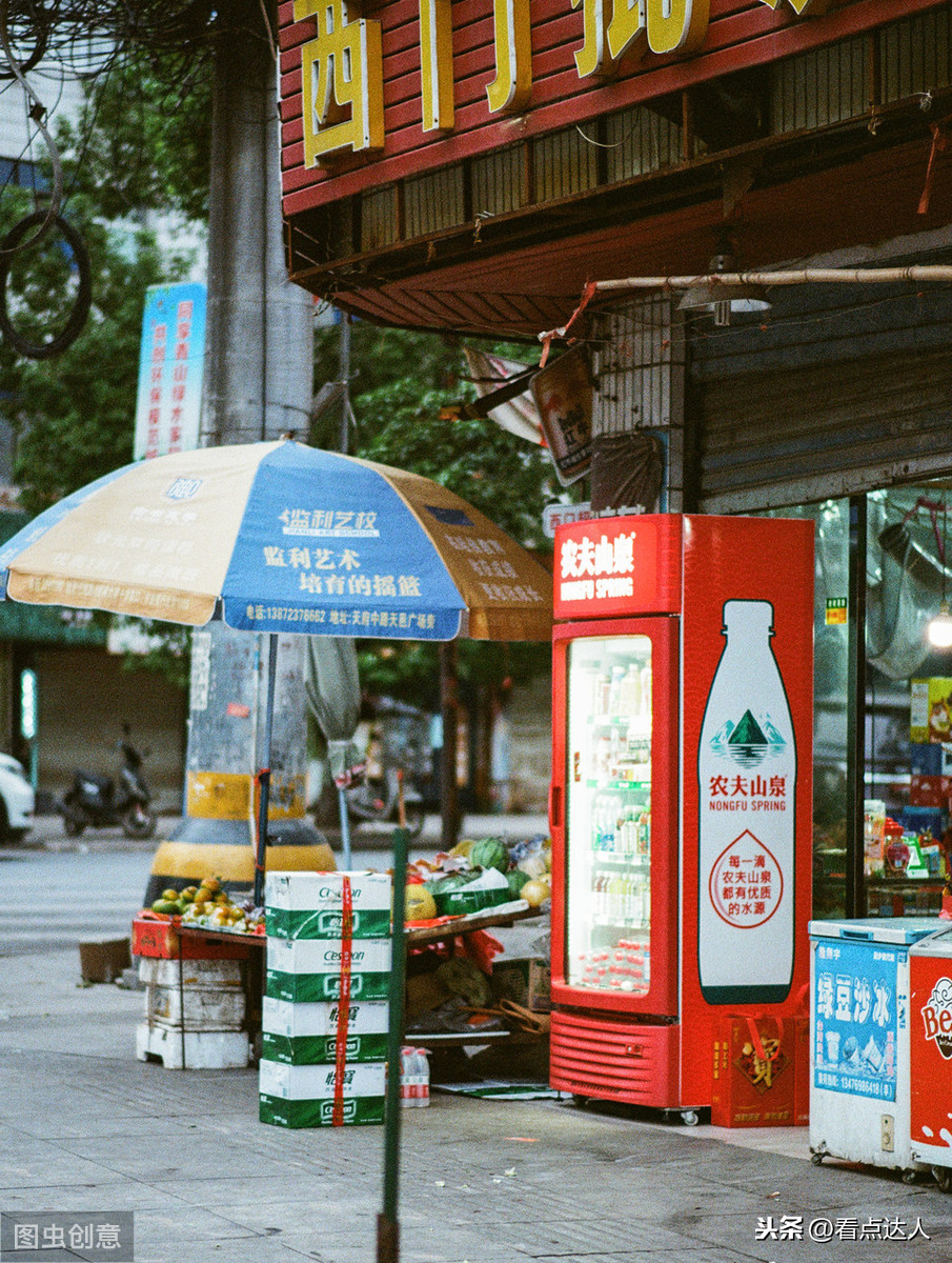 新手摆地摊卖什么好？90后小伙只送不卖月入过万生意经