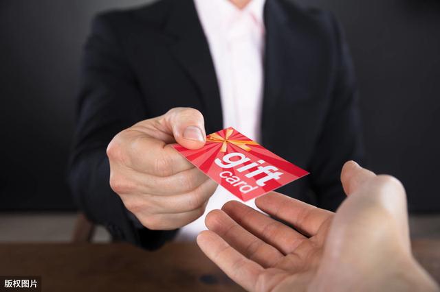 “地摊经济”要被开放了？两月内让8万人不再失业，说明了什么？