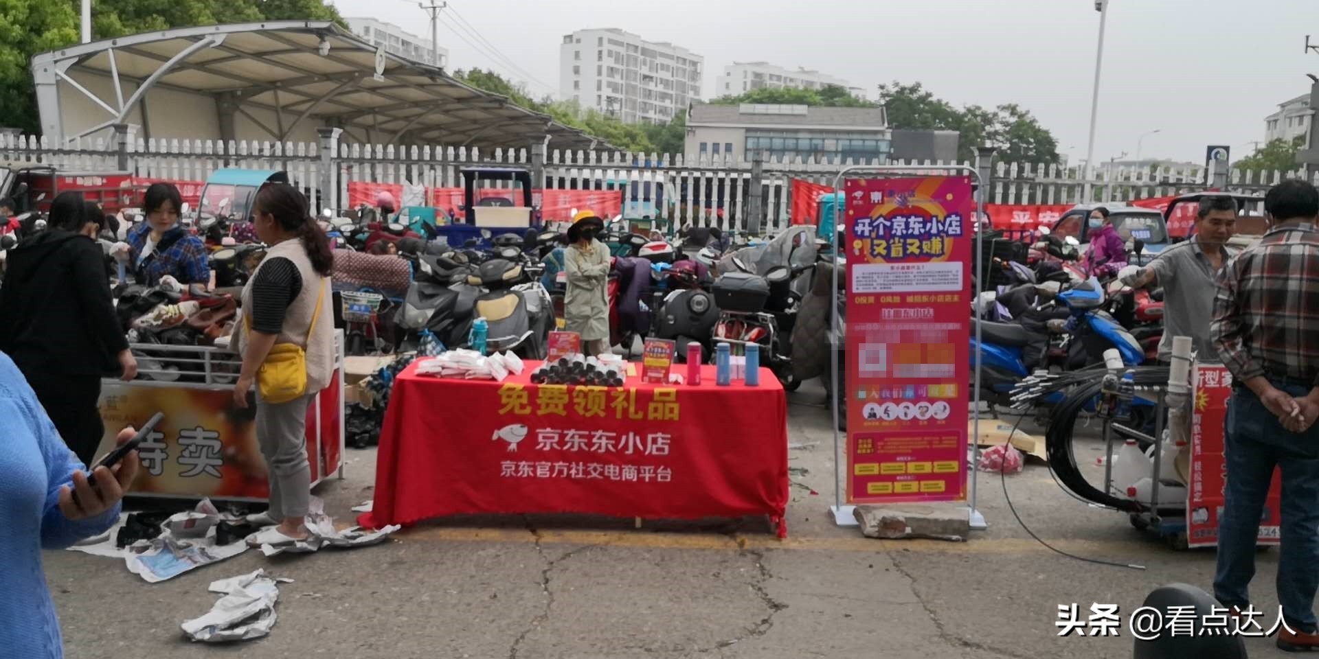 新手摆地摊卖什么好？90后小伙只送不卖月入过万生意经