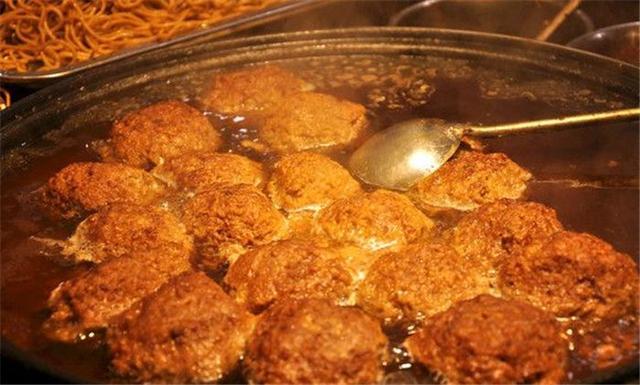 阿姨小学门口卖“它”，2块1个放学一会儿就卖完了，小孩都爱吃