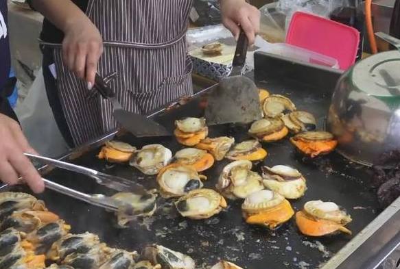 29岁男子下班后路边摆摊！卖“它”25元一个，收入让同事们羡慕！