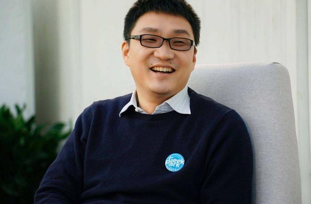 一天赚35亿，他以3500亿身家超过了马云，被称为“80后首富”