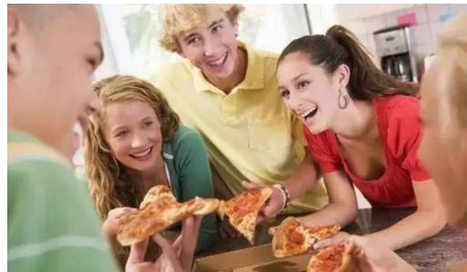 90后小伙开披萨店，巧借游戏引流，一个月实现扭亏为盈