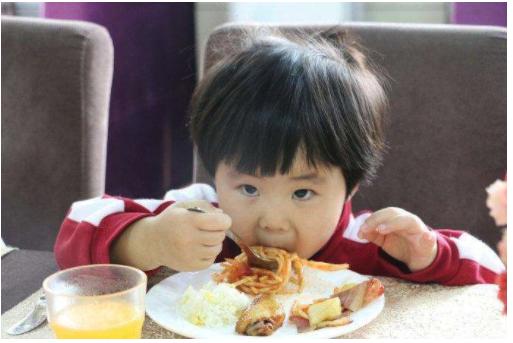 90后小伙开披萨店，巧借游戏引流，一个月实现扭亏为盈