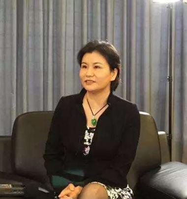 从打工仔到女首富，靠2000元成功发家，如今成为“手机屏女王”