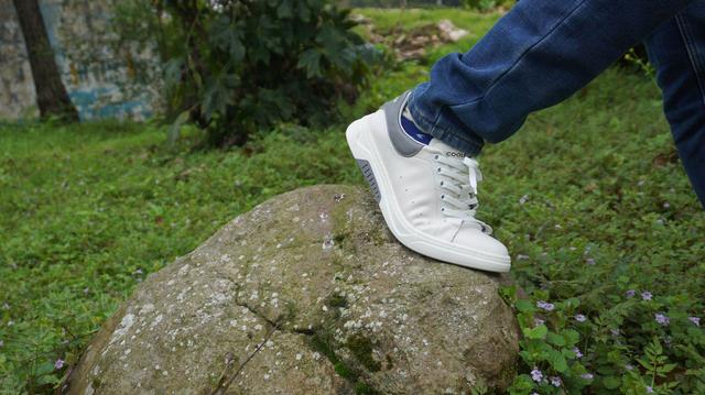 百丽男士小白鞋，舒适的易曲性和灵活性，有效减少足部的疲劳感