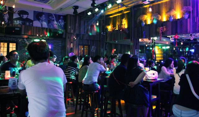 打破常规思维！只用5万收购价值100万的酒吧，年赚8个亿