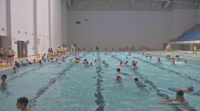 游泳馆不收钱免费游泳，反而赚疯了，短短三个月赚了80万