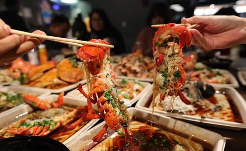 明亏暗赚的套路！海鲜餐厅158元海鲜免费送，老板反而赚了200万