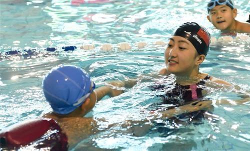 游泳馆不收钱免费游泳，反而赚疯了，短短三个月赚了80万