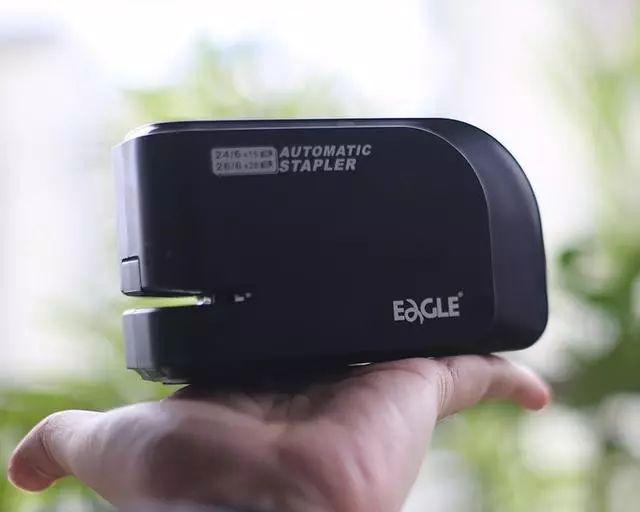 轻松美观毫不费力的电动订书机，您不可缺的办公利器