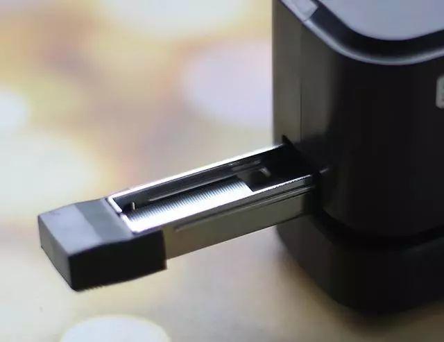 轻松美观毫不费力的电动订书机，您不可缺的办公利器