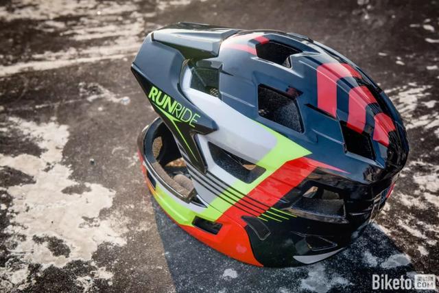 迪卡侬RUNRIDE 900竞赛级全盔，儿童平衡车安全骑行必备