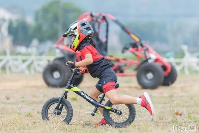 迪卡侬RUNRIDE 900竞赛级全盔，儿童平衡车安全骑行必备