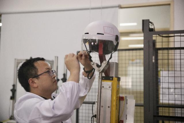 头盔质量靠谱吗？我们测了四款头盔，仅一款产品通过全部测试项目