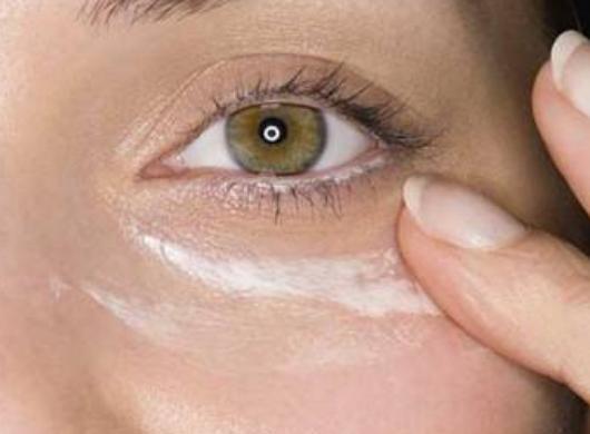 最适合80后使用的3款眼霜，睡前抹一抹，眼袋细纹悄悄消失