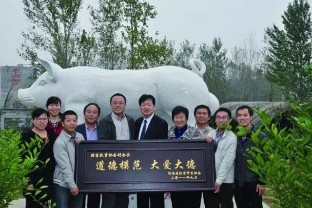 靠养猪发家，如今全国拥有200多家子公司，身家超过1500亿