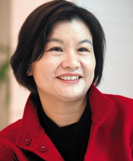 从打工仔到女首富，靠2000元成功发家，如今成为“手机屏女王”