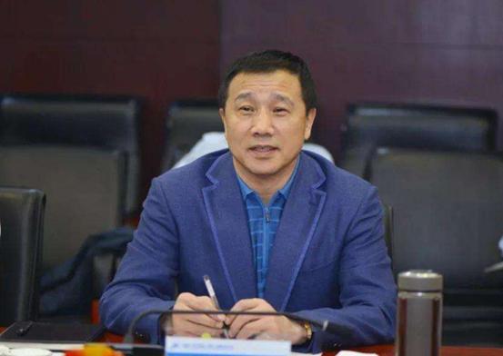 身家320亿的退伍军人，靠卖推土机发家，如今成为新疆首富