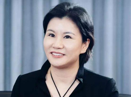 从打工仔到女首富，靠2000元成功发家，如今成为“手机屏女王”