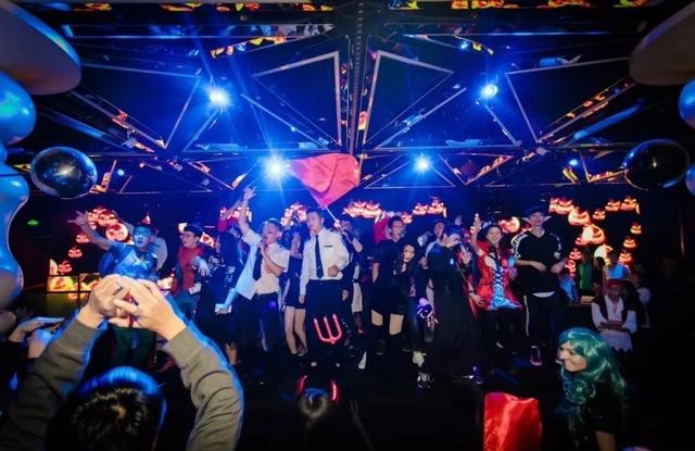 打破常规思维！只用5万收购价值100万的酒吧，年赚8个亿