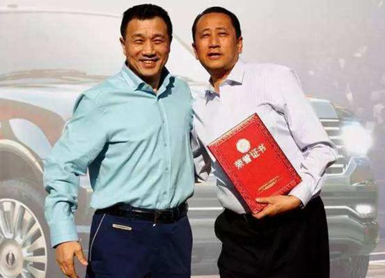 身家320亿的退伍军人，靠卖推土机发家，如今成为新疆首富