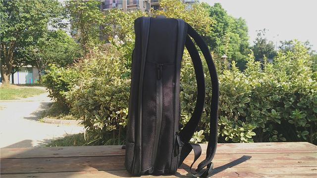 时尚商务男士的轻盈之作，MYPAL SOLO16超薄定型背包