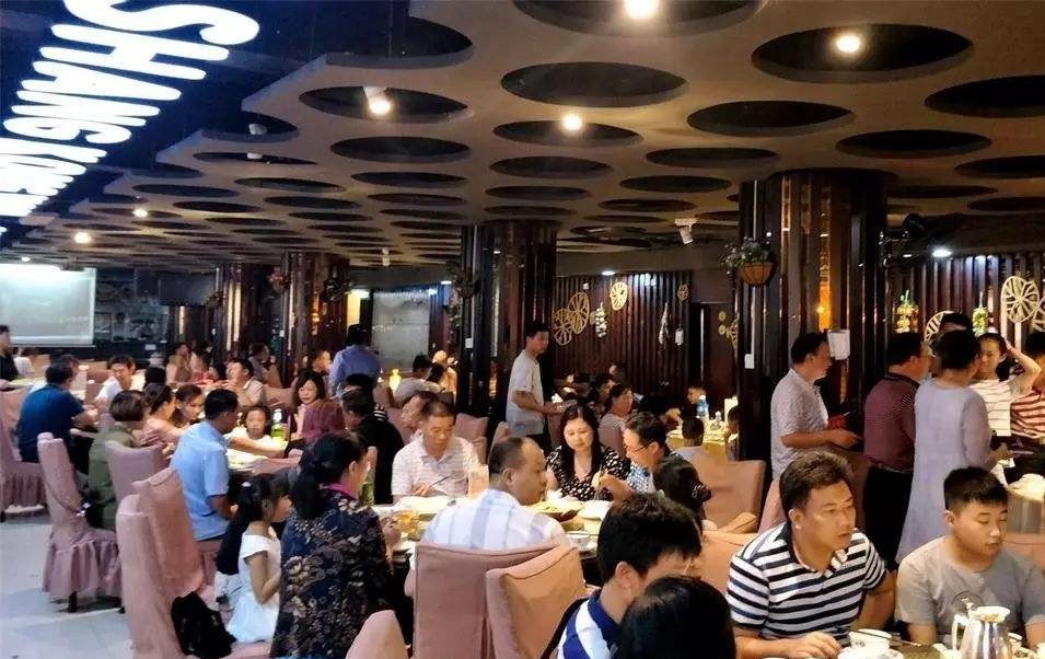 餐厅牛蛙煲只卖9.9，吸引顾客纷纷进店，老板一月收180万