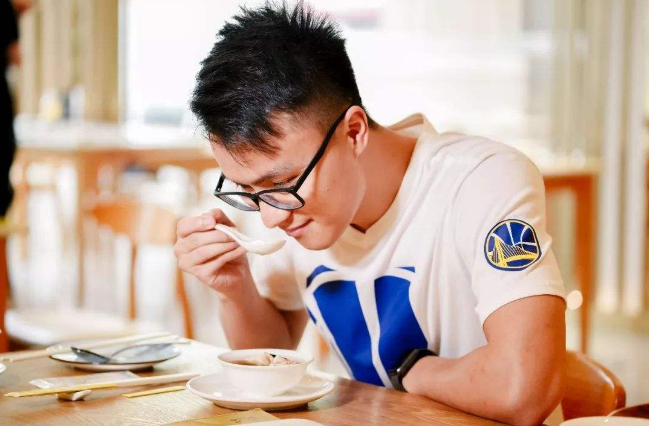 90后开餐厅月入13万，轻松锁定2000顾客，背后模式很巧妙