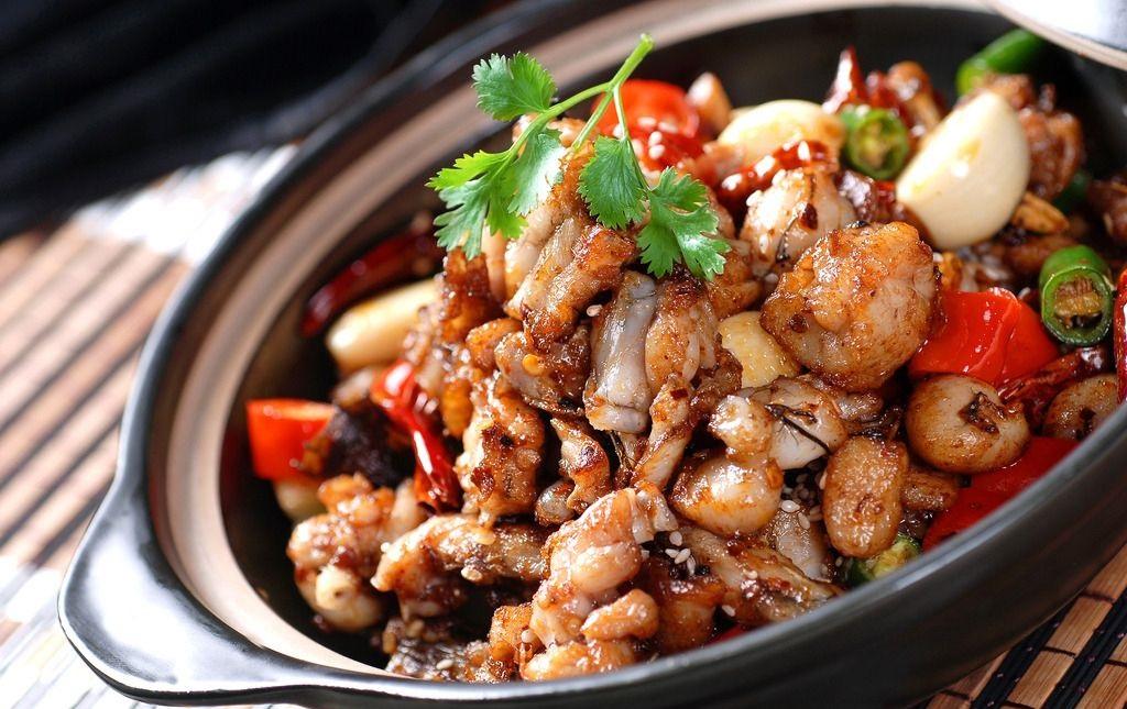 餐厅牛蛙煲只卖9.9，吸引顾客纷纷进店，老板一月收180万