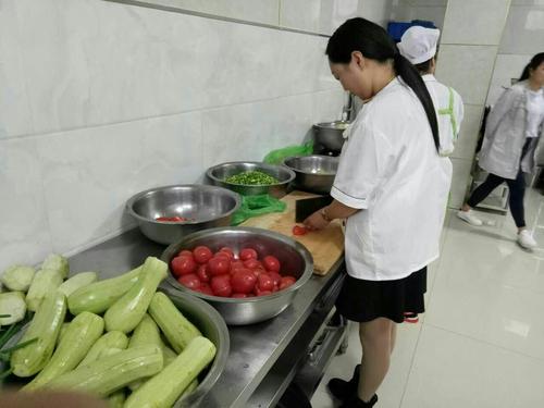 90后开餐厅月入13万，轻松锁定2000顾客，背后模式很巧妙