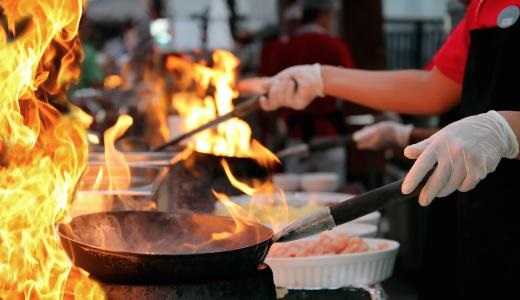 餐厅老板套路深！提高价格后，反而生意暴增，月入40万