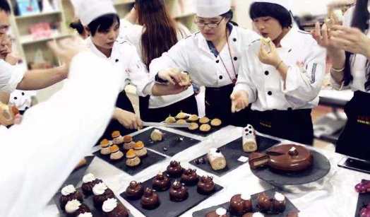 3个月连开20家甜品店，95后姑娘用轻资产模式创业，效果显著