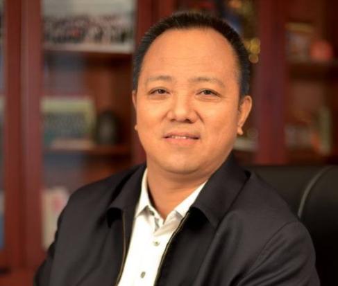 因车祸高位截瘫，41岁坐在轮椅上创业，如今是亿万富翁，为他点赞