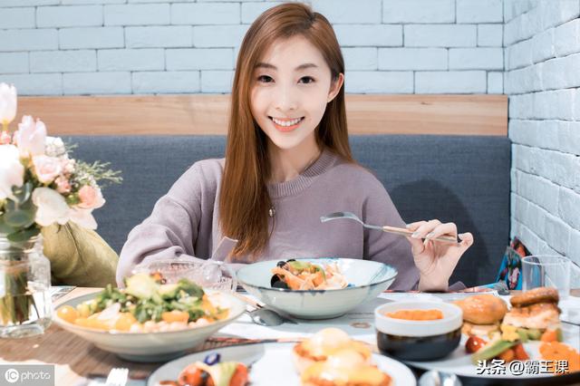 不想穷死在死工资里，就从这2类选副业，都会让你自由独立又有钱