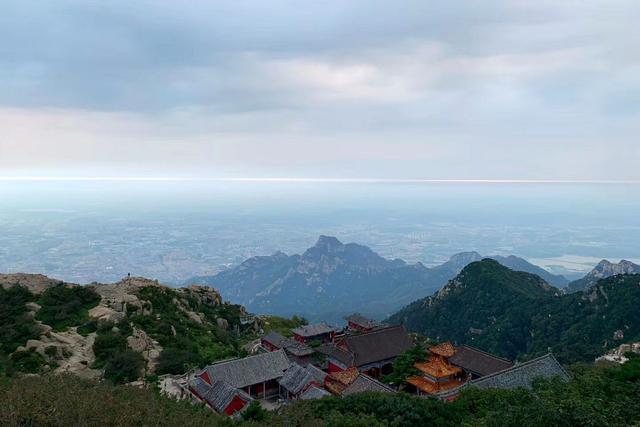 泰山海拔不足2000米，景色不如华山，为什么却是“五岳之首”？
