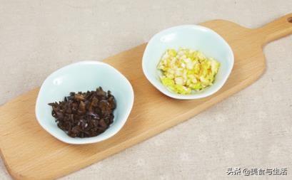 这样调馅儿的素包子，清香滑嫩，比肉包还香，大人孩子吃不厌