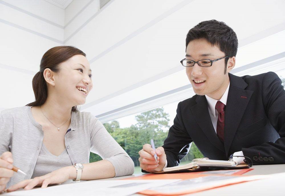 濒临倒闭的金融公司，靠做家政大翻身，垄断行业暴赚千万