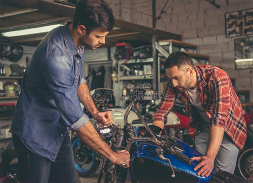 小伙开摩托车维修店，一个月收入15万，背后经营模式值得借鉴