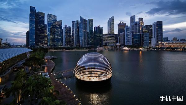 新加坡水上玻璃球9月10日开业，这是Apple Store的第三家了！