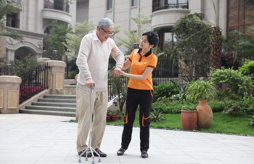 濒临倒闭的金融公司，靠做家政大翻身，垄断行业暴赚千万