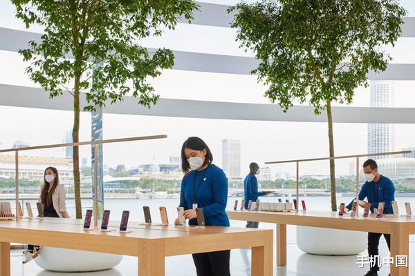 新加坡水上玻璃球9月10日开业，这是Apple Store的第三家了！
