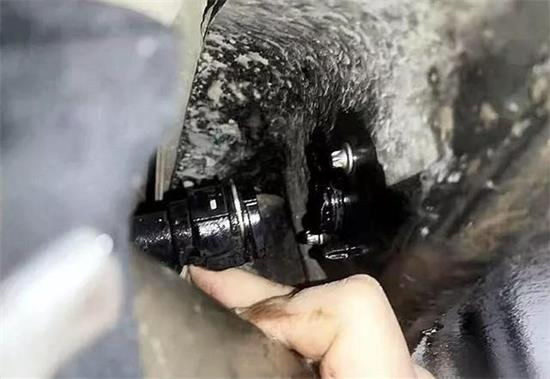 特斯拉车主遭遇“小损大修”暴露电动车行业维修弊端