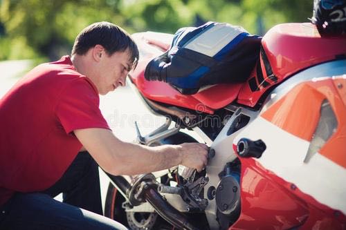 小伙开摩托车维修店，一个月收入15万，背后经营模式值得借鉴